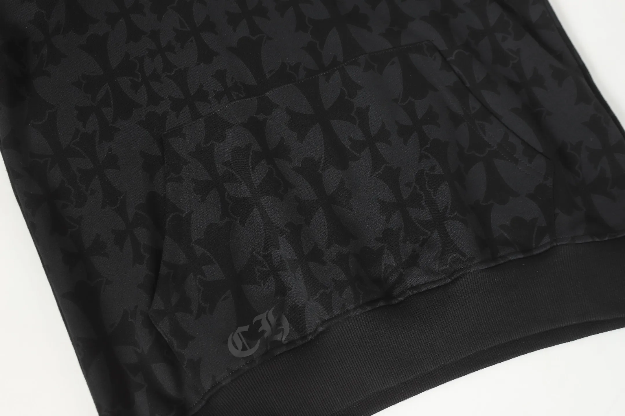 P280 #L3120 cross-border model. Those who pursue quality should not place an order. -Chrome Hearts/Chrome Heart Dark Pattern Cross✝️Horseshoe Sanskrit Hooded Sweatshirt -High weight, high density and high quality. The wool is soft, delicate and skin-friendly. It feels soft and silky. It has excellent warmth and skin-friendly properties.